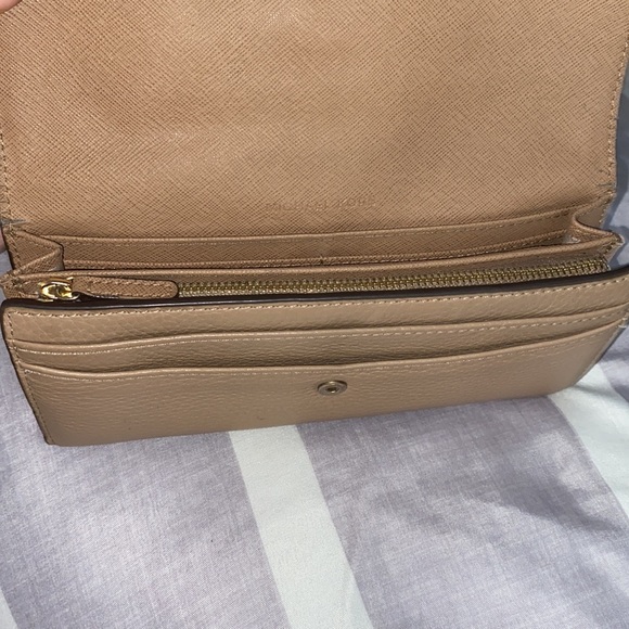 Michael Kors wallet; great condition - Picture 7 of 11